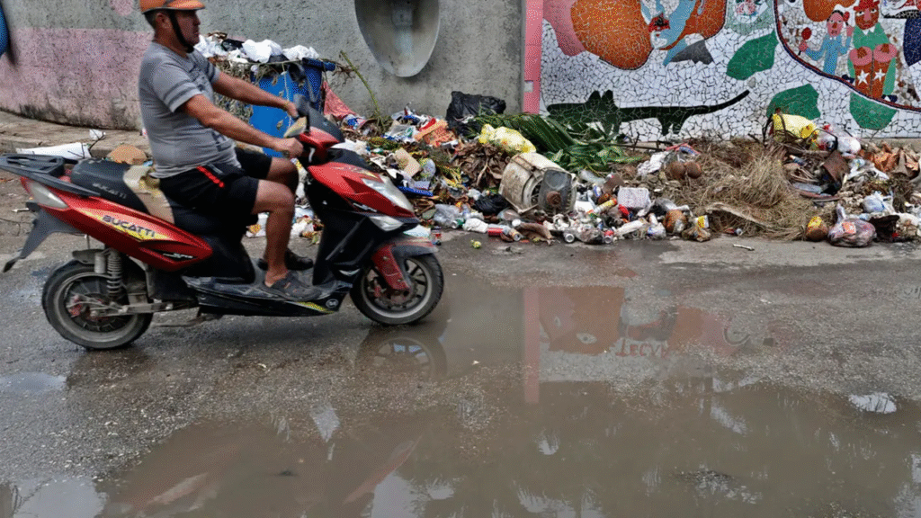 Stagnant water on a street in Havana, ideal conditions for the proliferation of the Aedes aegypti mosquito , which transmits dengue fever and chikungunya (Photo: Ernesto Mastrascusa/EFE)